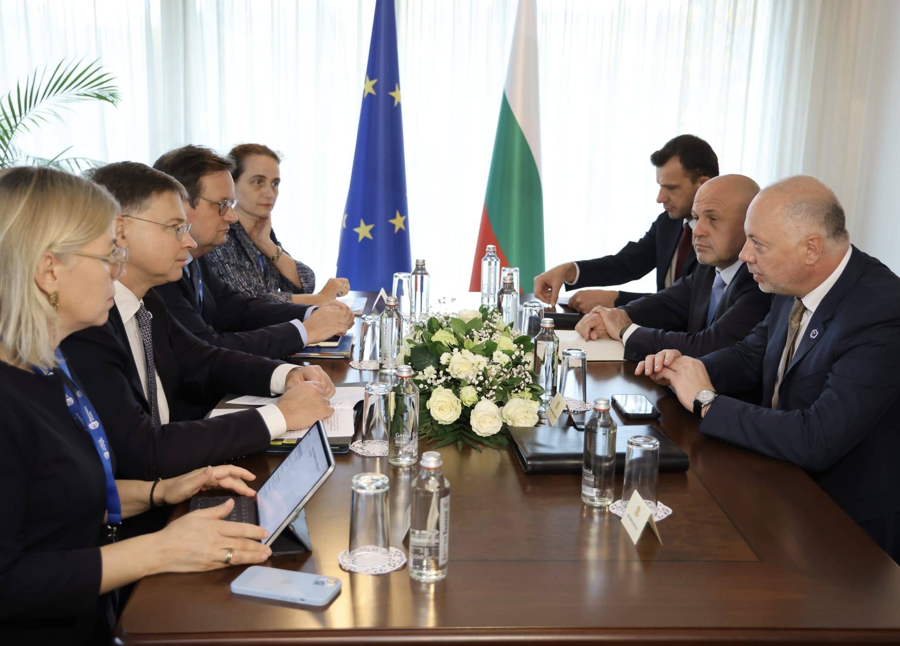 Министър-председателят Росен Желязков по време на двустранна среща с европейския комисар по икономиката и производителността, както и по изпълнението и опростяването на политиките – Валдис Домбровскис